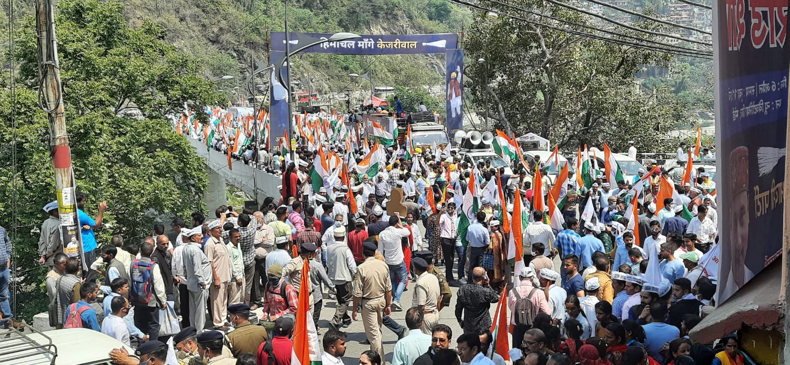 मंडी के विक्टोरिया पुल पर रोड शो से पहले केजरीवाल का इंतजार करते लोग।
