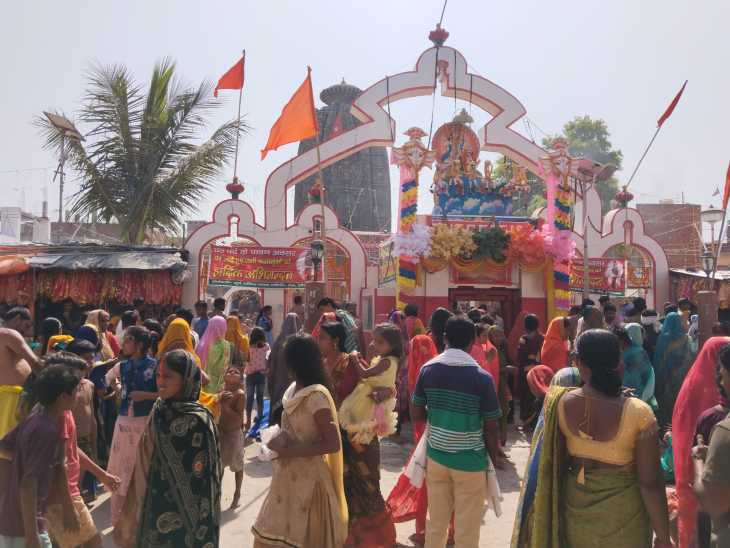 चैत्र और कार्तिक दोनों छठ में बड़ी संख्या में व्रती आते हैं।