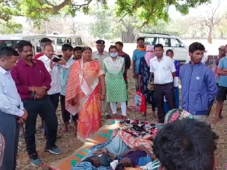 सूचना मिलने के बाद अफसर भी मौके पर पहुंच गए हैं।