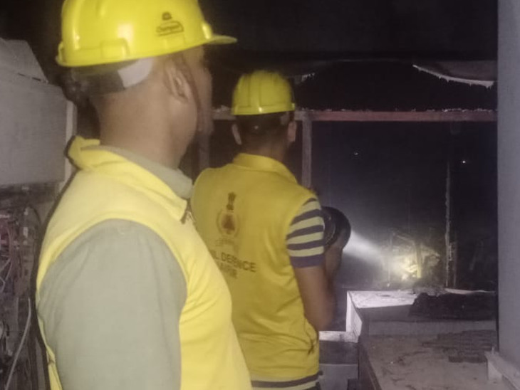 बार और रेस्टोरेंट की आग से होटल के 4 कमरों में आग लगी। आग से रूम में रखा सामान जल गया। होटल में चारों ओर धुआं हो गया।