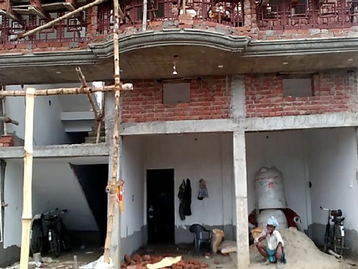 जितना बिल्टअप एरिया होगा उसे हमारी निर्धारित कॉस्ट से कैलकुलेशन करके कंस्ट्रक्शन कॉस्ट का निर्धारण किया जाएगा।