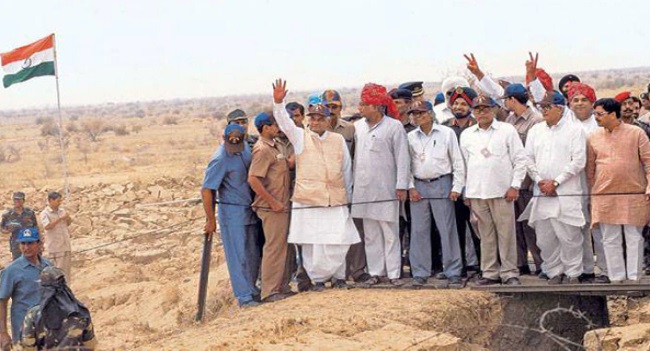 13 मई 1998 को पोखरण में परमाणु परीक्षण के बाद अटल बिहारी वाजयपेयी , डॉ. एपीजे अब्दुल कलाम। (फाइल फोटो)