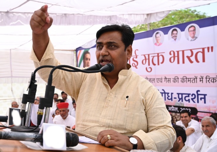 महंगाई के खिलाफ हुए धरने में डोटासरा ने कहा- मैं आरएसएस के खिलाफ बोलता हूं और बोलता रहूंगा। आरएसएस के लोग कभी चुनाव नहीं लड़ते हैं। भाजपा के लोग चुनाव लड़ते हैं। आरएसएस के लोग भाजपा सरकार बनने के बाद पर्दे के पीछे राज करने की कुचेष्टा करते हैं।