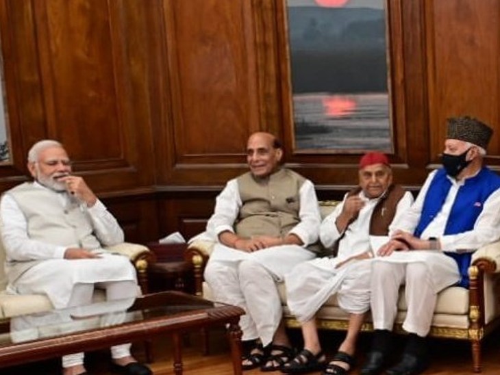 पीएम मोदी से मुलाकात के दौरान सपा नेता मुलायम सिंह यादव और नेशनल कांफ्रेस के नेता फारूक अब्दुल्ला। इस दौरान रक्षा मंत्री राजनाथ सिंह भी मौजूद थे।