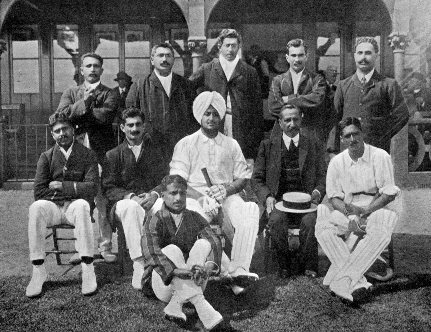 This photo is completely framed in 1911. The player placed on the game is palavan sand, for the garden of the garden in India.