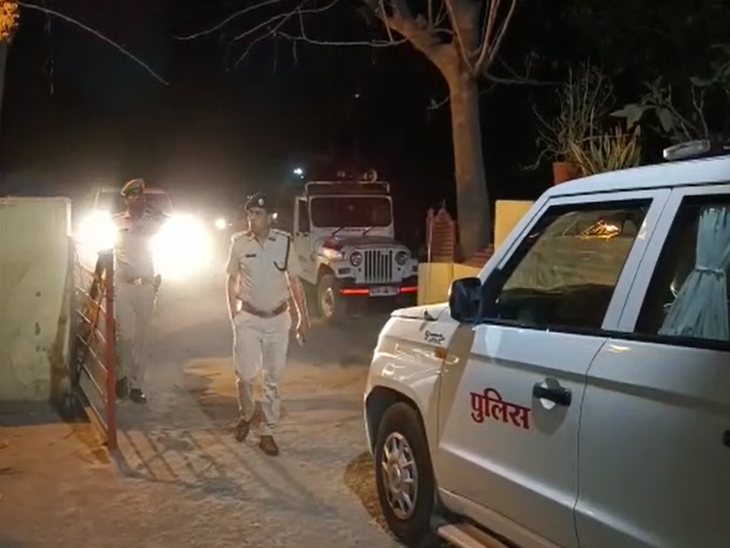 देर रात पुलिस अधिकारी भी पहुंचे थाने।