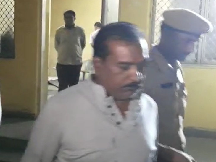 पीड़ित, जिसे गिरफ्तार किया गया।