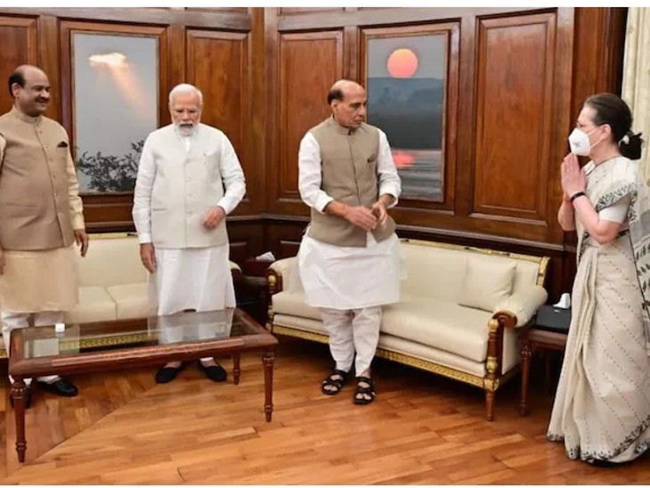 पीएम मोदी और अन्य नेताओं का अभिवादन करतीं कांग्रेस की कार्यकारी अध्यक्ष सोनिया गांधी। इस दौरान लोकसभा अध्यक्ष ओम बिरला भी मौजूद थे।