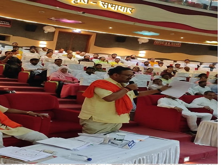 नगर निगम में विपक्षी दल के नेता प्रतिपक्ष सहित भाजपा पार्षदों ने भी जमकर हंगामा मचाया