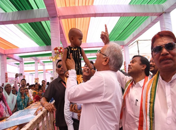 मुख्यमंत्री भूपेश बघेल ने बच्ची को गोद में उठाया।