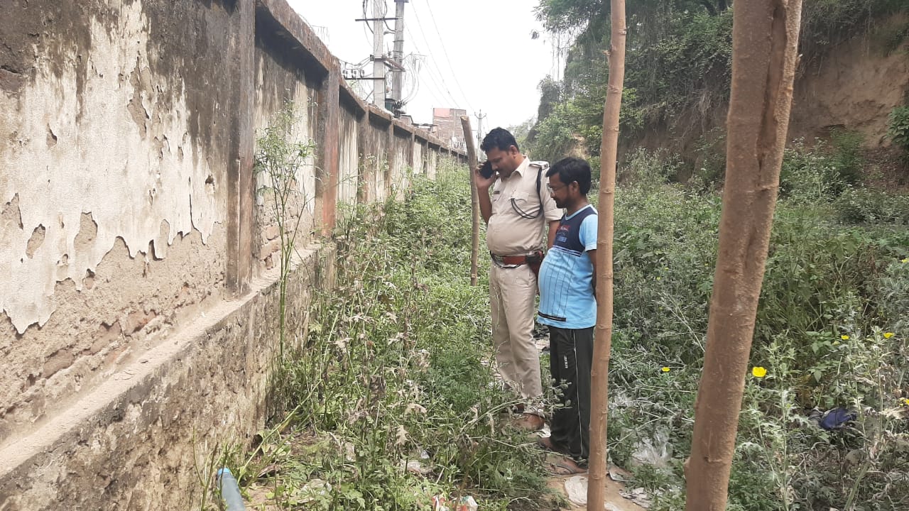 छानबीन करने पहुंची पुलिस।