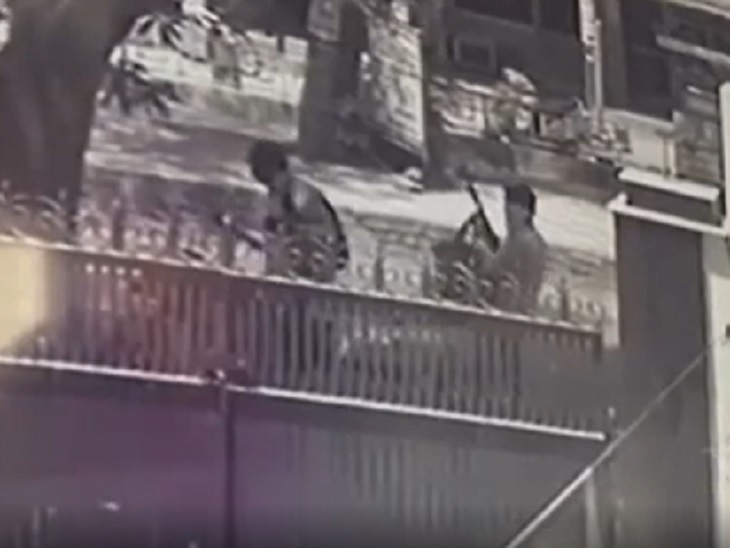 रोहतक में 2.62 करोड की लूट के बाद बदमाश सीसीटीवी में कैद। यहां वे आराम से लूटे गए रुपयों को बोरे में डालते और इसके बाद आराम से फरार होते दिखाई देते हैं। लूटी गई गार्ड की डोगा गन एक के हाथ में है।