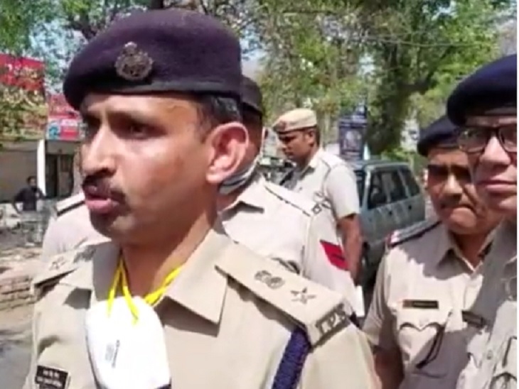 रोहतक में करोड़ों की लूट के बाद मौके पर पहुंचे एसपी उदयवीर सिंह।