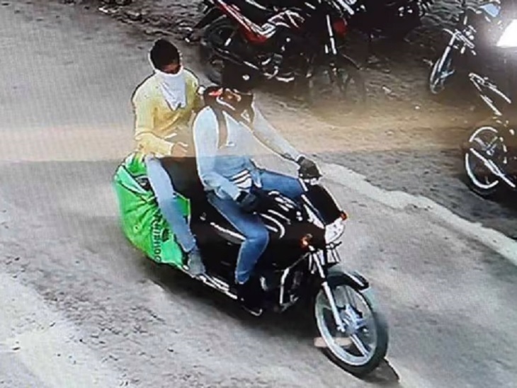 सीसीटीवी में कैद 2.62 करोड़ रुपए लूटने वाले दोनों लुटेरे।