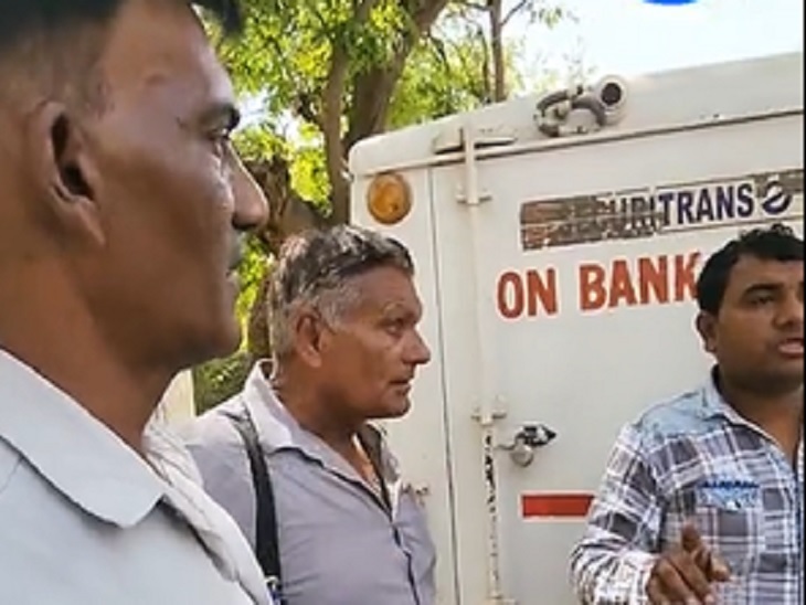 कैश वैन के कर्मचारी वारदात के बाद जानकारी देते हुए।