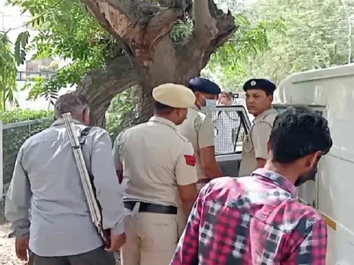 वारदात के बाद कैश वैन की जांच करते पुलिस अधिकारी।