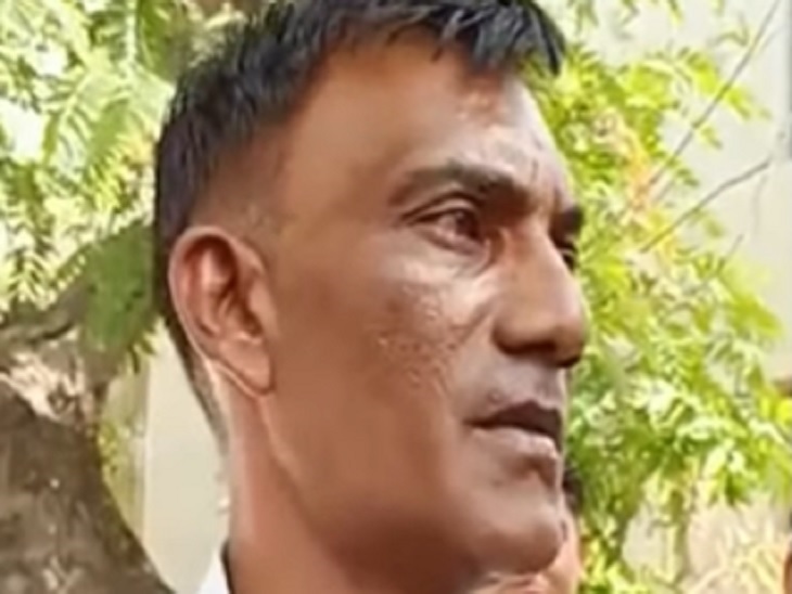 कैशियर शशी प्रकाश वारदात को लेकर जानकारी देते हुए।