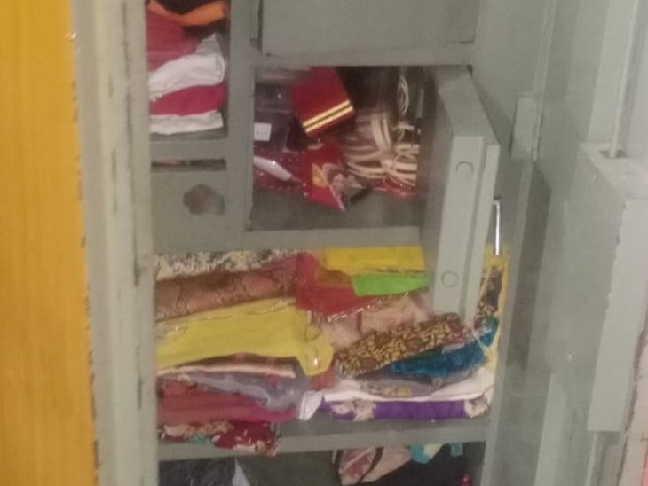आलमारी, जहां से चोरी हुई।