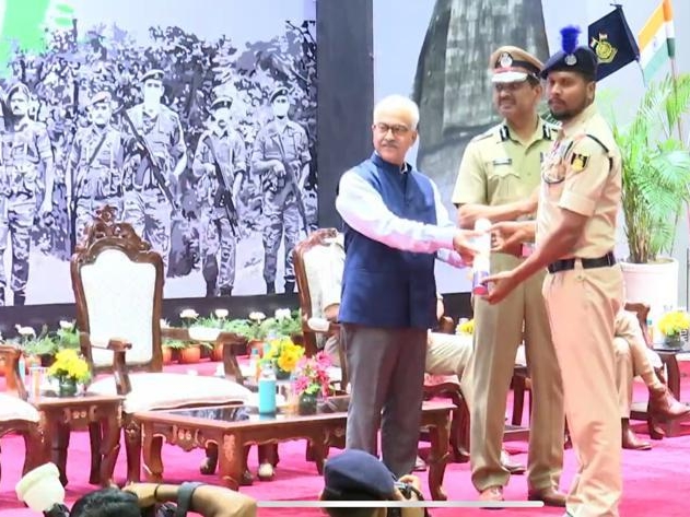संत कुमार को सम्मानित करते गृह सचिव।