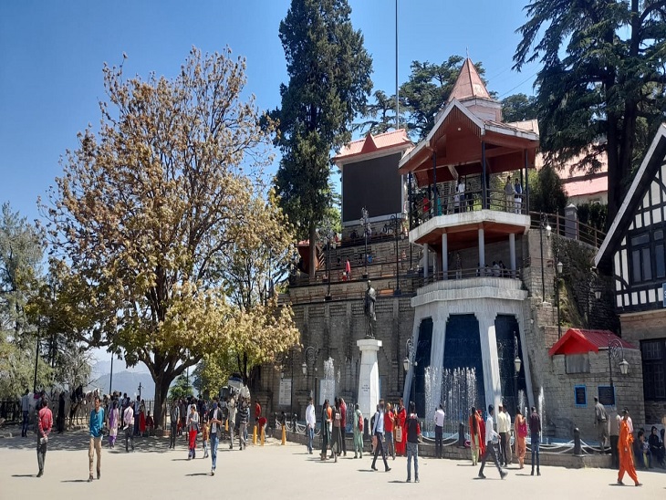 शिमला के रिज पर सैलानी। - Dainik Bhaskar