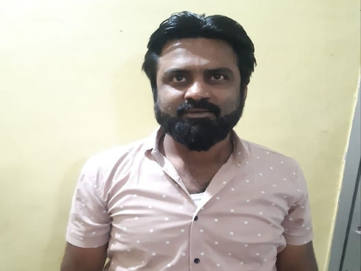 पुलिस ने सादे कपड़े में रेड मारी तो IPL मैच में सट्‌टा खिलवाते मिला युवक; 22 लाख का सट्‌टा-पट्‌टी जब्त|भिलाई,Bhilai - Dainik Bhaskar