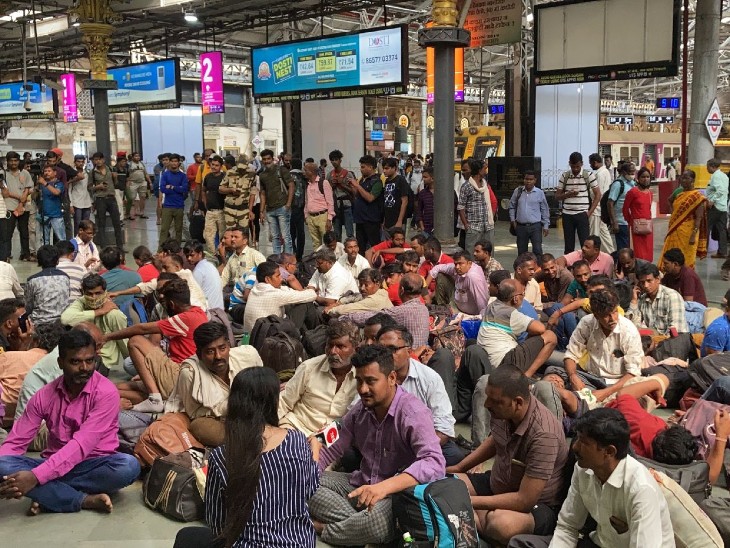 CSMT स्टेशन के बाहर जमा हुए कर्मचारी, शरद पवार के घर चप्पल फेंकने के आरोप में 107 गिरफ्तार|महाराष्ट्र,Maharashtra - Dainik Bhaskar