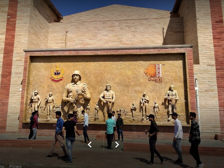 बॉर्डर पोस्ट की दीवारों पर आकर्षक कलाकृतियां उकेरी गई हैं।