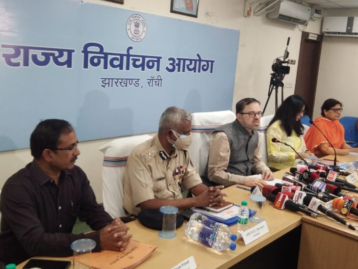 जानकारी देते राज्य निर्वाचन आयुक्त डॉ. डीके तिवारी।