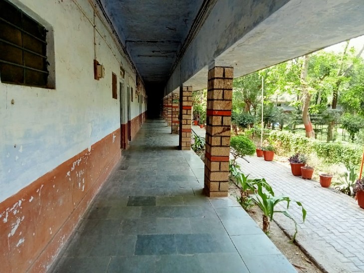 आर्ट्स कॉलेज में दोपहर 12 बजे इस तरह का सन्नाटा।