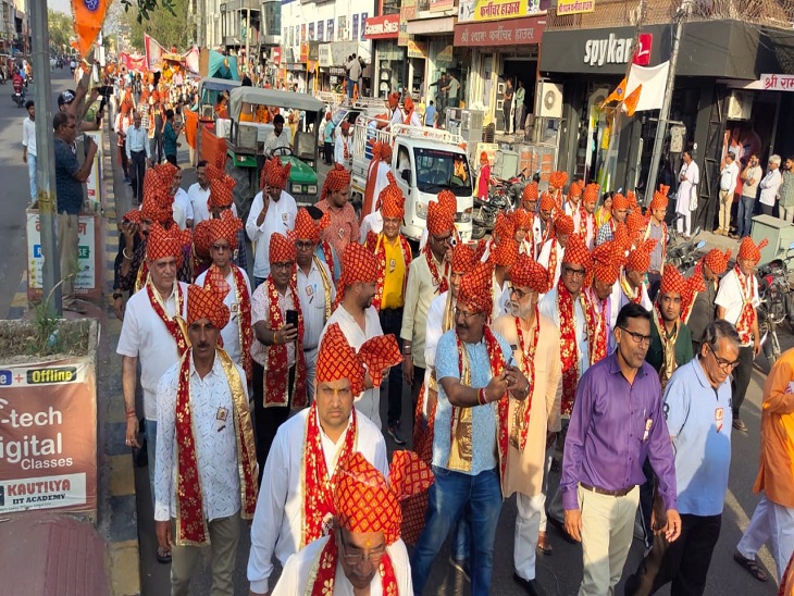 साफा बांधे हुए रैली में शामिल युवक।