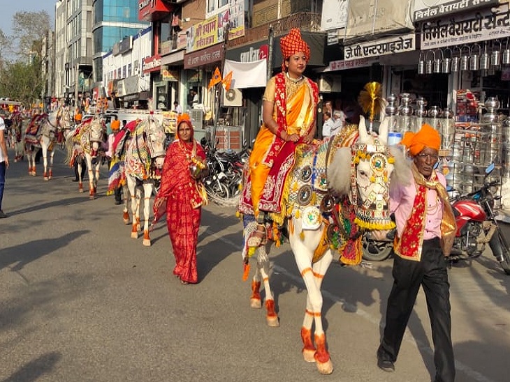 यात्रा में ऊंट , घोड़े , हाथी सबसे आगे चले।