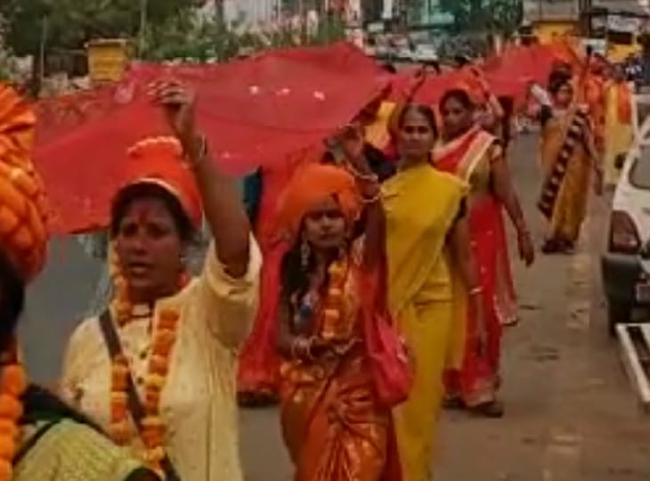 गीदम में विश्व हिंदू परिषद की दुर्गावाहिनी की महिलाओं ने 125 मीटर लंबी चुनर यात्रा निकाली।