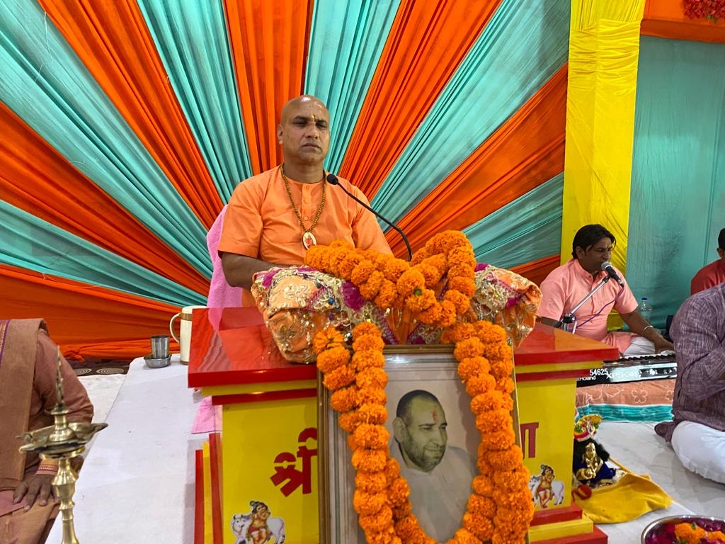 Shrimad Bhagwat story going on in Brahma Swaroopanand Maharaj Baba ...