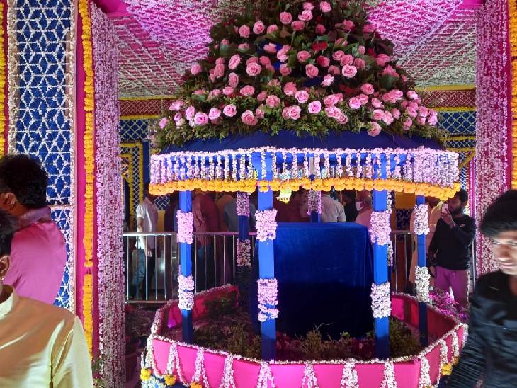 मंदिर के प्रत्येक कोने को फूलों से सजाया।