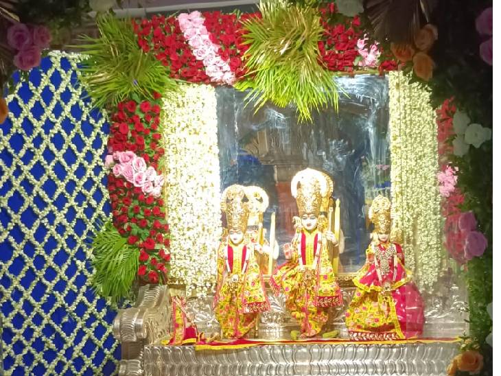 फूलों से सजा रामदरबार।