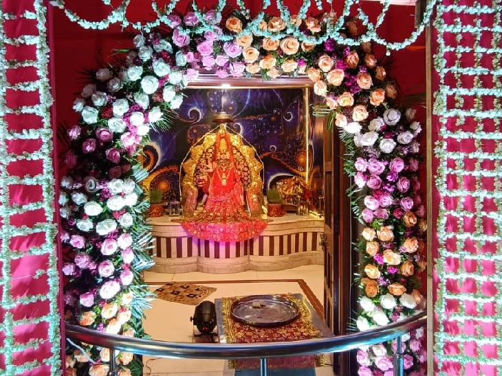 रणजीत हनुमान मंदिर परिसर के सभी मंदिरों को फूलों से सजाया गया है।