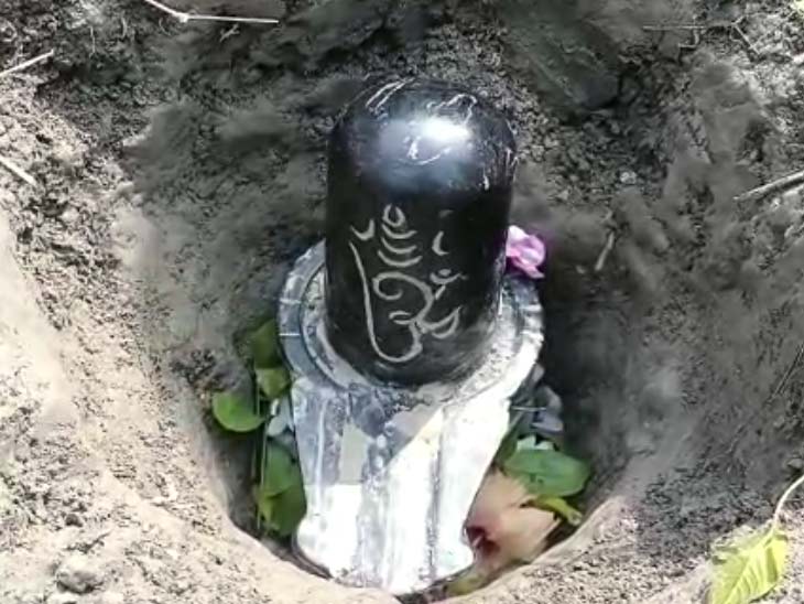 खेत में मिला जमीन में दबा शिवलिंग।