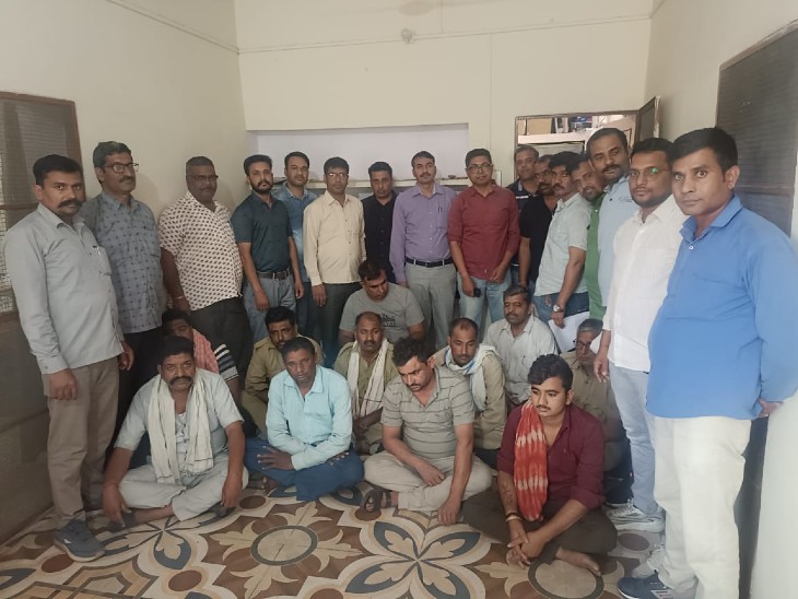 एसीबी की रैड में पकड़े गए ये 11 लोग।