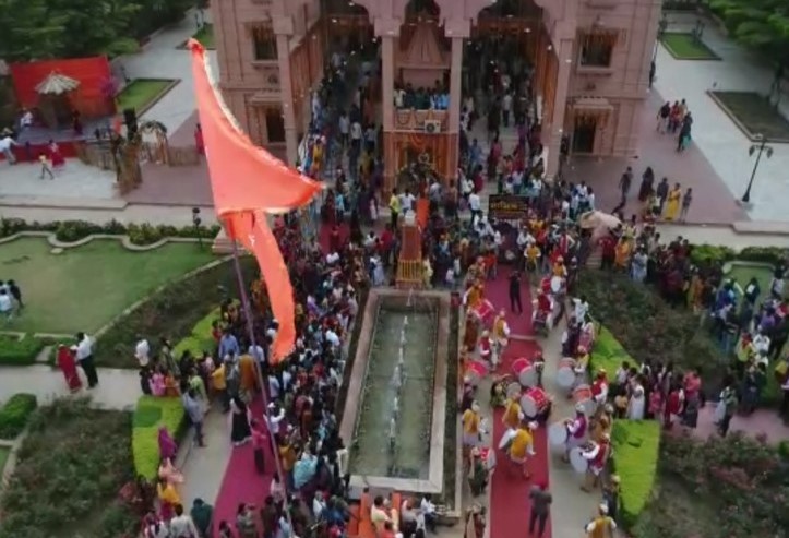 मंदिर में भारी संख्या में लोग पहुंचे।