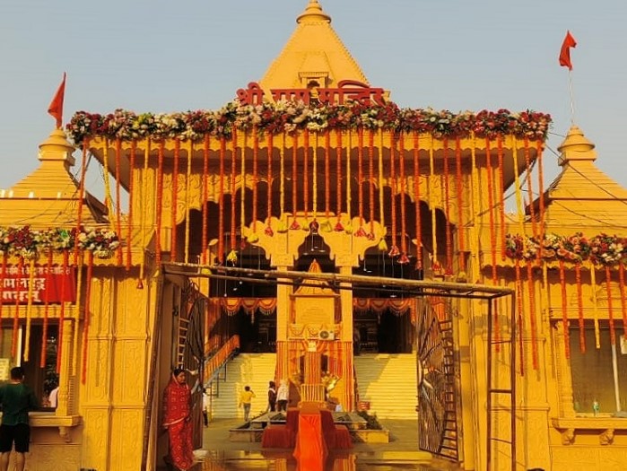 मंदिर में सुबह से ही लोग आने शुरू हो चुके थे।