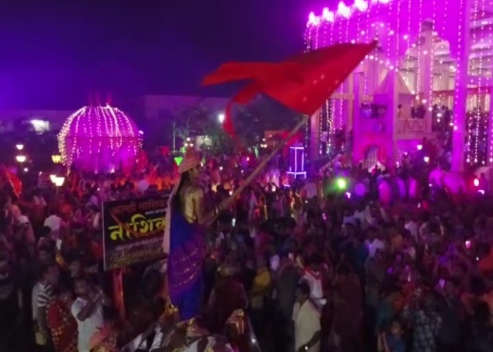 ढोल पर चढ़कर फहराया भगवा तिरंगा।