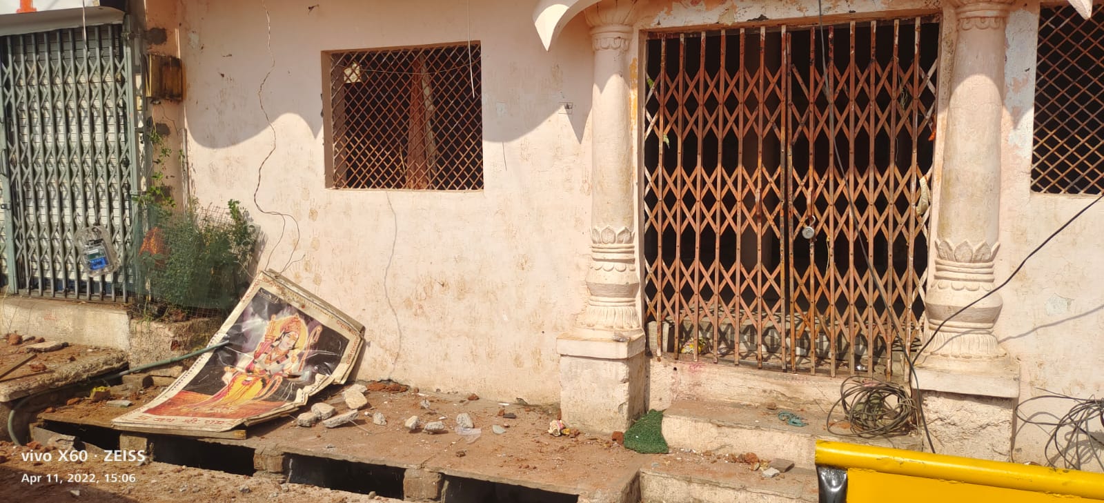 मंदिर के बाहर भी पत्थर बिखरे पड़े हैं।