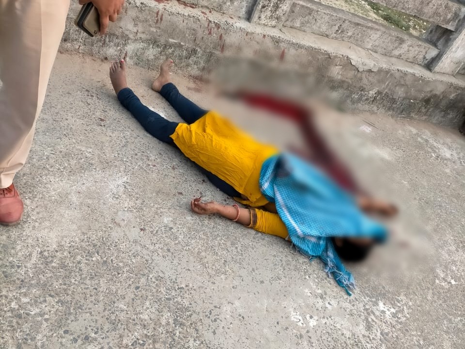 पुल के पास पड़ा शव।