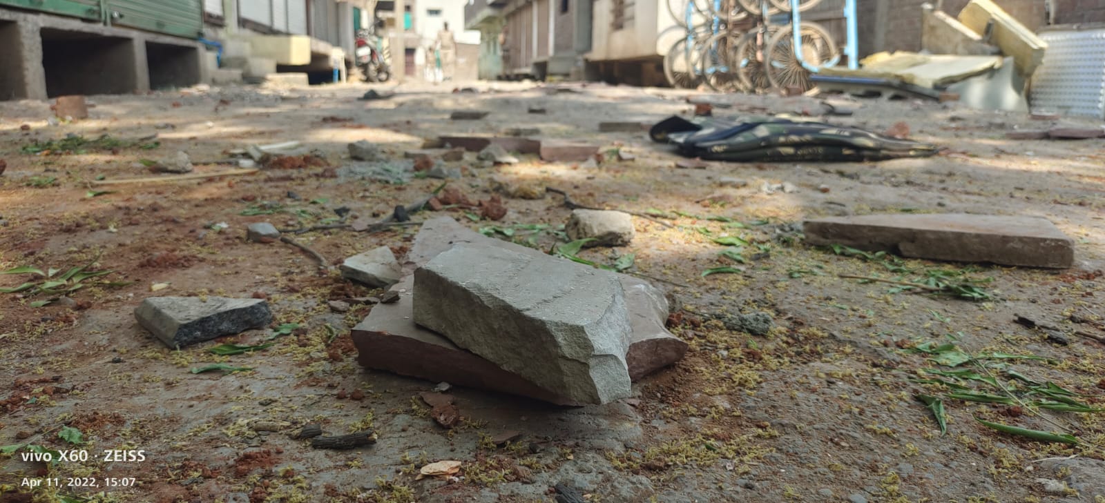 सड़क पर पड़े पत्थर दंगों के गवाह हैं।