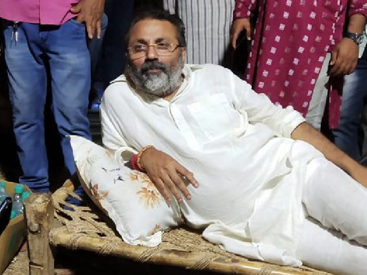 हादसे की की जानकारी होने पर क्षेत्रीय सांसद डॉ. निशिकांत दुबे मौके पर पहुंचे और वहां चारपाई पर बैठकर अफसरों से स्थिति की जानकारी ली।