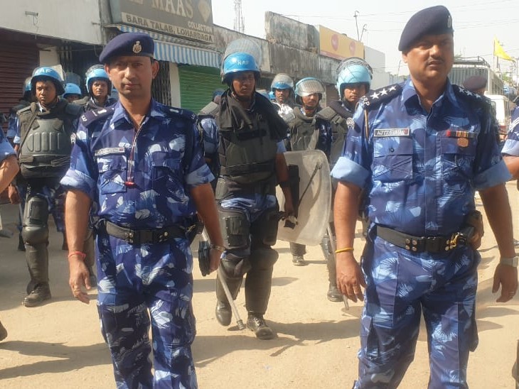 मार्च करते अधिकारी।