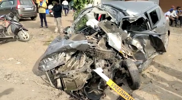 इस दुर्घटना में कार के परखच्चे उड़ गए हैं।