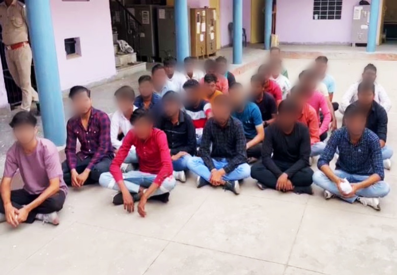 कॉलेज कोचिंग जाने वाले लड़के बड़ी संख्या में होटल स्पा सेंटर से पकड़े गए।