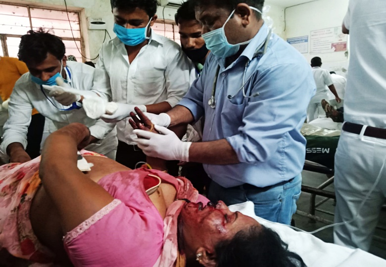अलवर के जिला हॉस्पिटल में घायलों का उपचार करते हुए। घायल बोले दोनों वाहन स्पीड में थे।