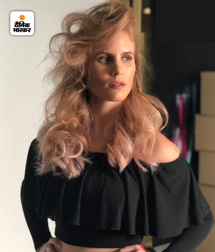 मुंबई में पहुंची ऑस्ट्रेलियाई महिला और मॉडल सेलिया वोइवोडिच की तरफ सेल्फी के लिए खिंचे चले आए थे लोग।